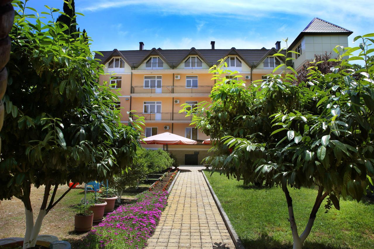 Hotel Kiparis Pizunda Bagian luar foto