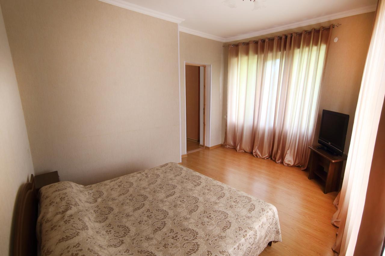 Hotel Kiparis Pizunda Bagian luar foto