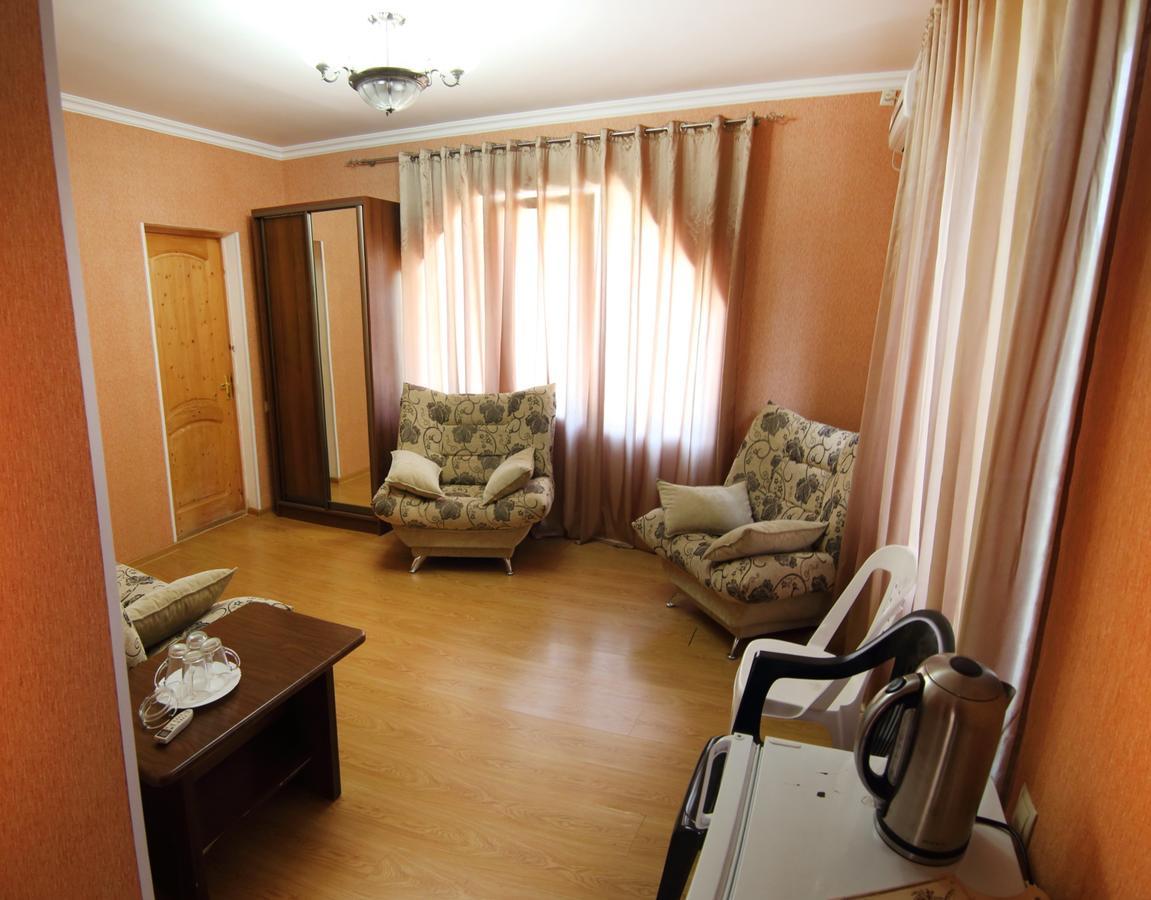 Hotel Kiparis Pizunda Bagian luar foto