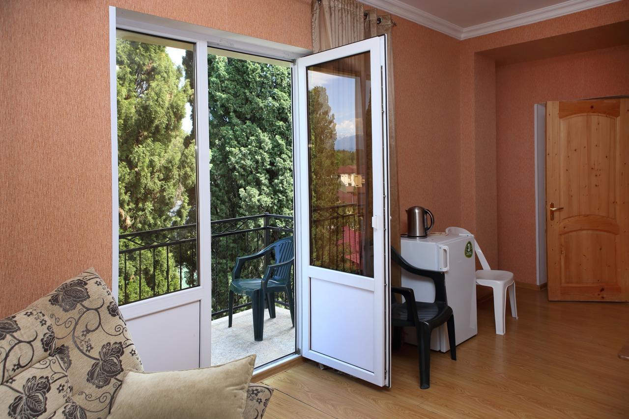 Hotel Kiparis Pizunda Bagian luar foto