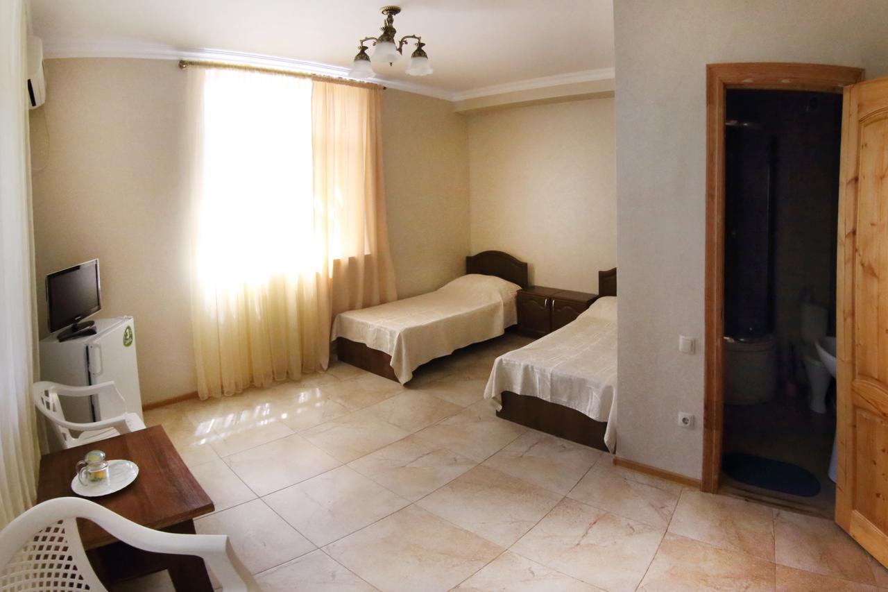 Hotel Kiparis Pizunda Bagian luar foto