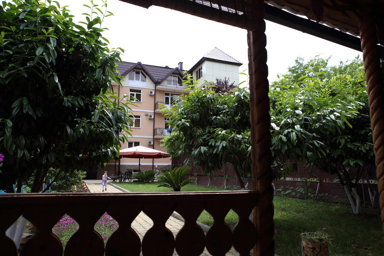 Hotel Kiparis Pizunda Bagian luar foto
