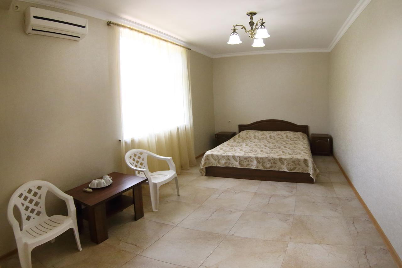 Hotel Kiparis Pizunda Bagian luar foto