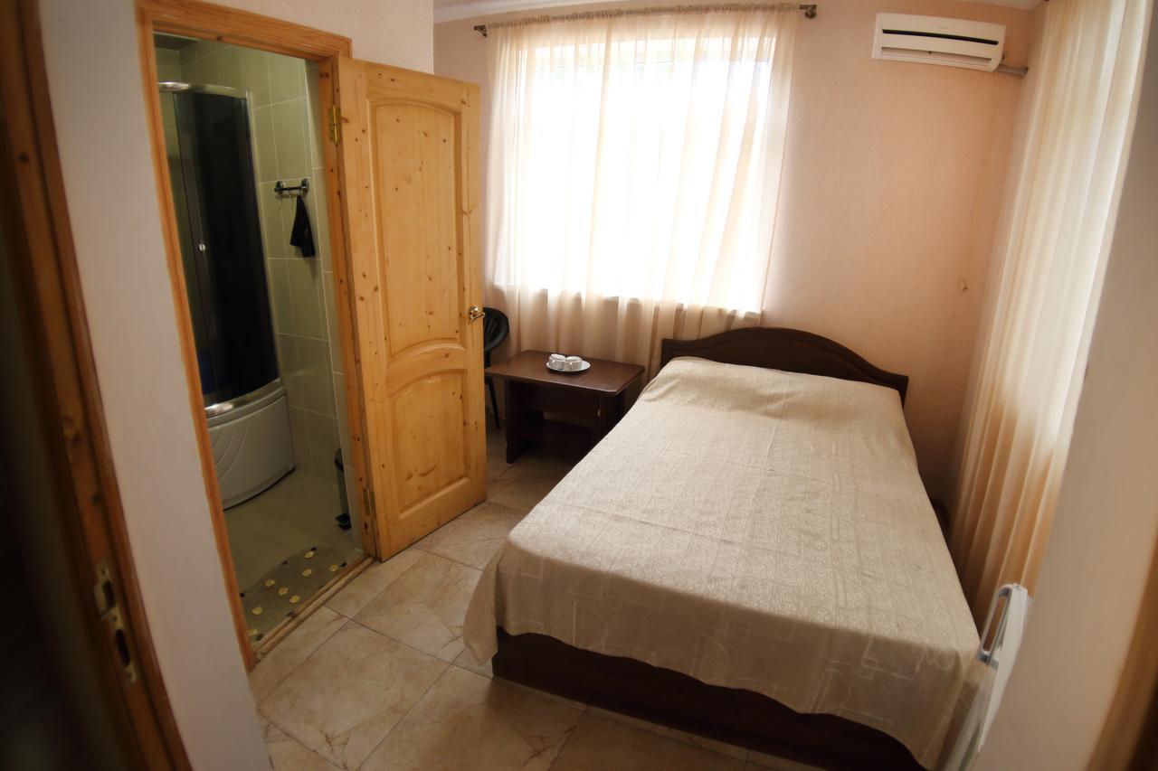 Hotel Kiparis Pizunda Bagian luar foto