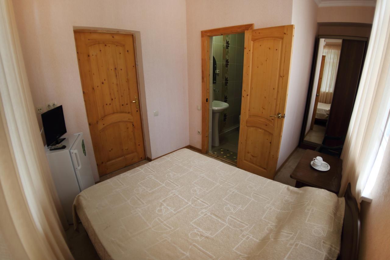 Hotel Kiparis Pizunda Bagian luar foto